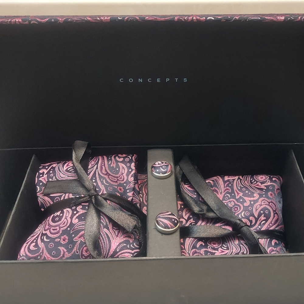 Beautiful 3 piece marching silk Tie, Hankerchief, cufflinks set